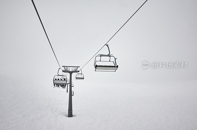 滑雪者在缆车缆车冬季度假村