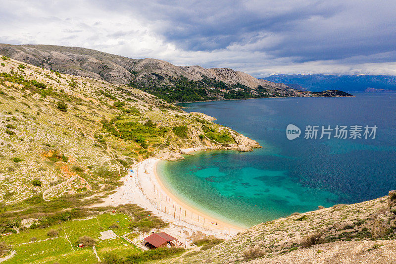 鸟瞰图的海岸线与海滩和山丘，Krk岛。