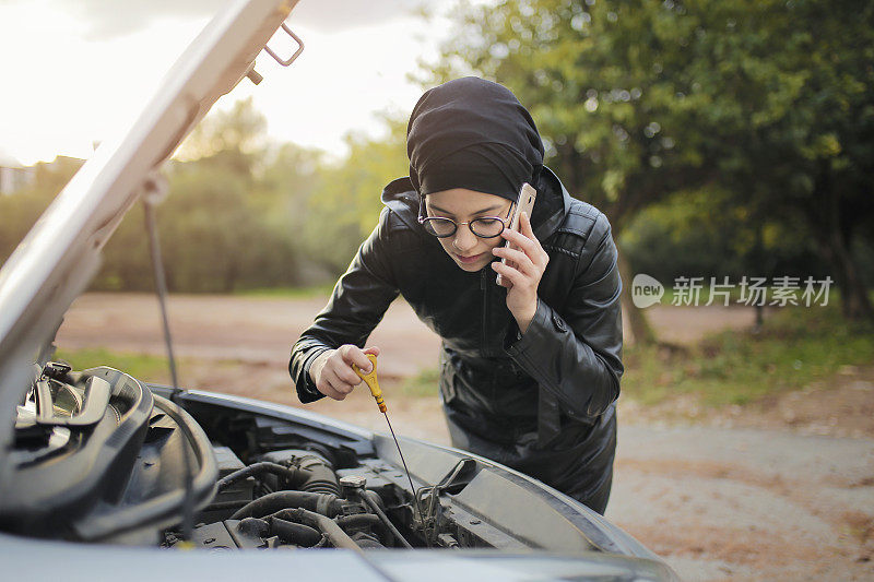 女士检查有缺陷的汽车