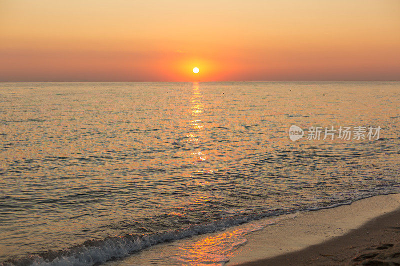 日落时海滩上的海浪