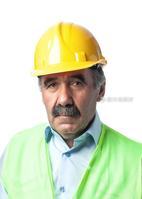 戴着黄色头盔的高级蓝领工人的肖像