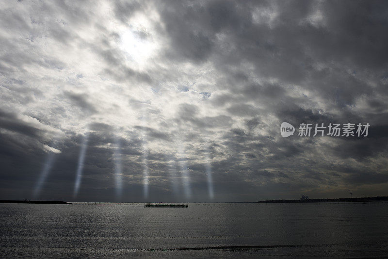 阳光明媚的东京湾海域