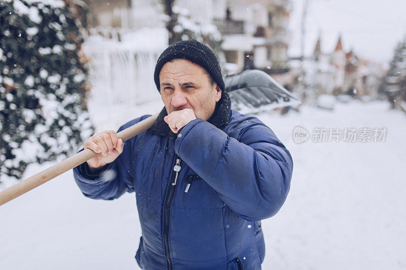 男人用雪铲，冬天的天气