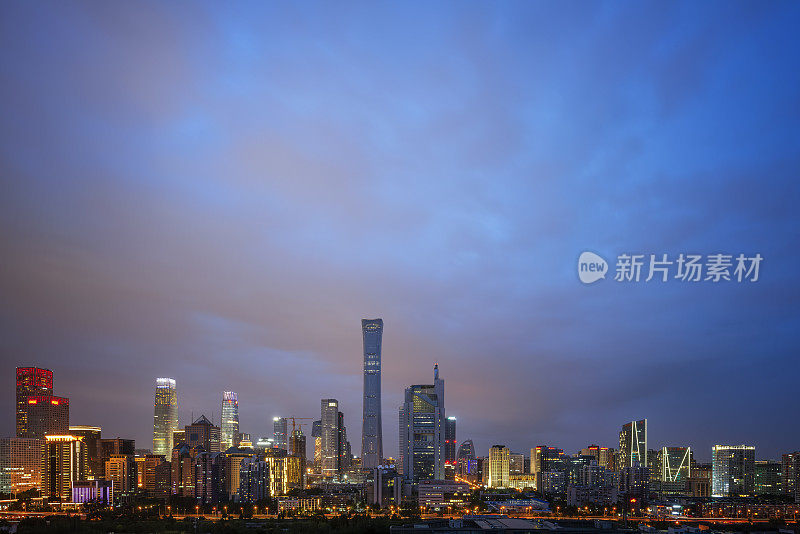 夜晚在北京中央商务区高楼林立的天际线上，中国城市的景观