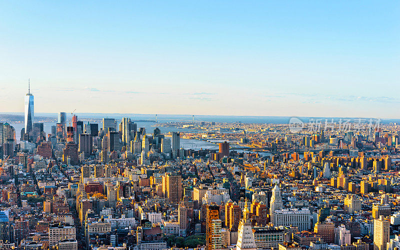 鸟瞰图的天际线在市中心和下曼哈顿纽约市反射