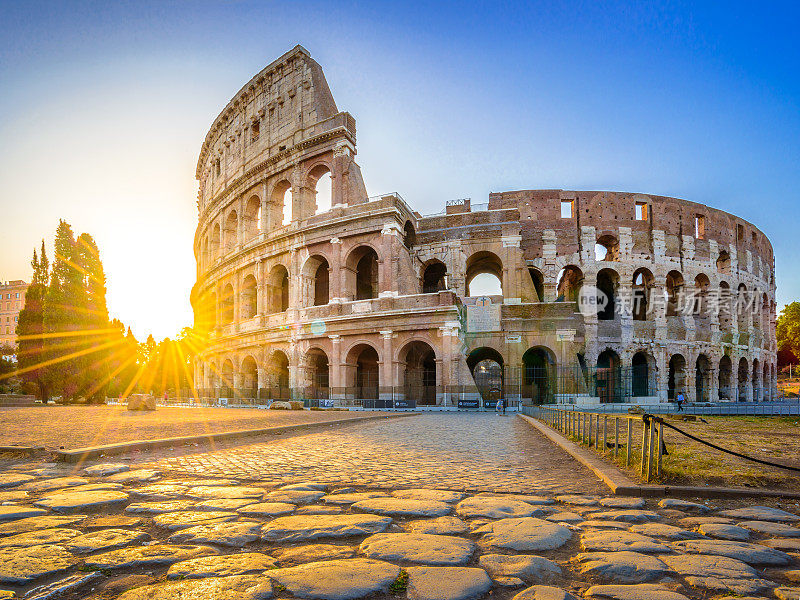 日出时的罗马斗兽场。罗马建筑和地标。罗马斗兽场是罗马和意大利最著名的纪念碑之一