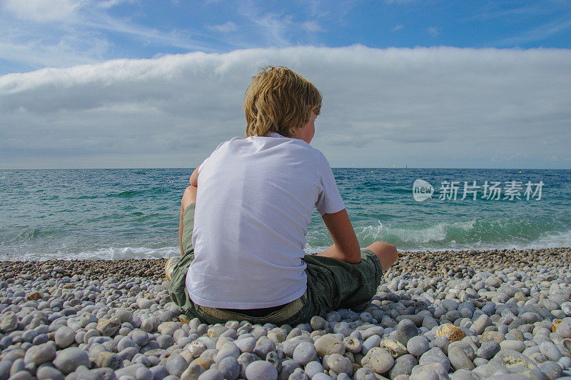 诺曼底海滩上的少年