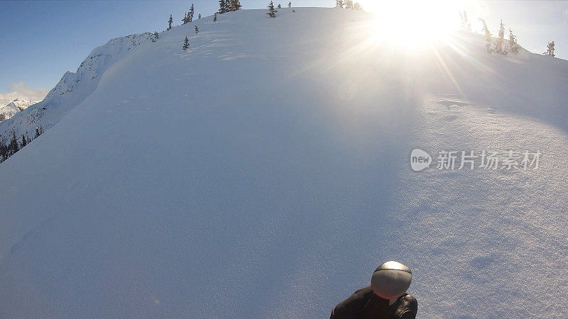 山地滑雪运动员攀登高山的第一人称视角