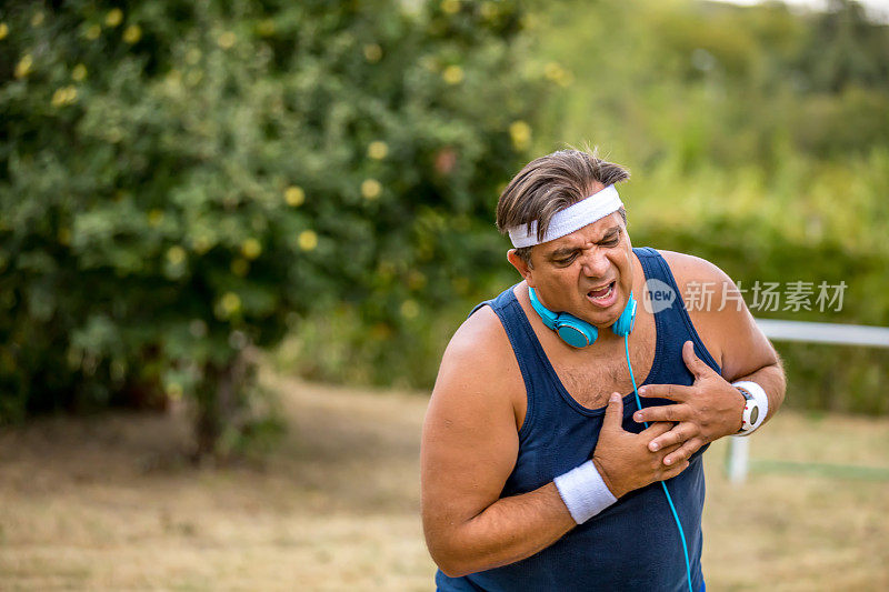 成熟男人在跑步后心脏病发作或心力衰竭