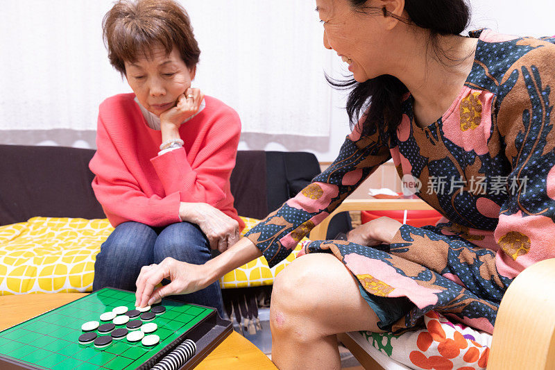 妈妈和女儿在玩棋盘游戏