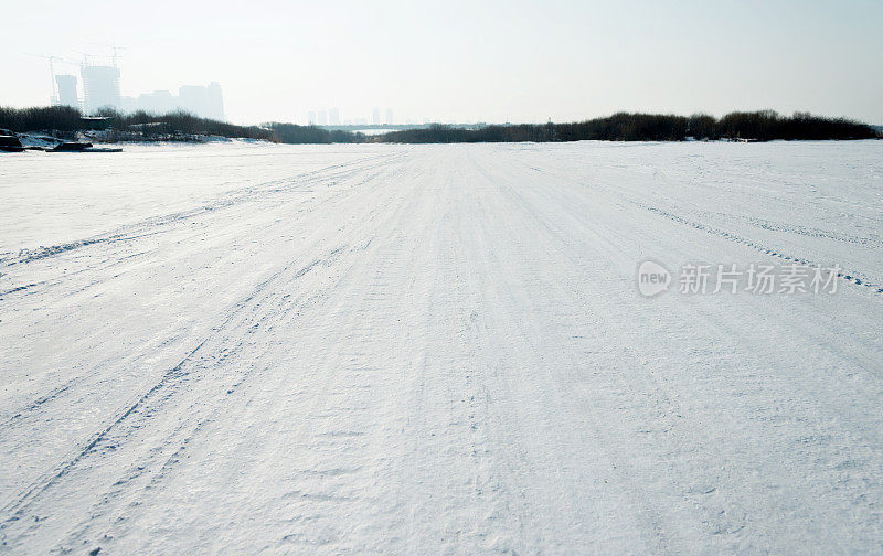 雪地上的轮胎痕迹