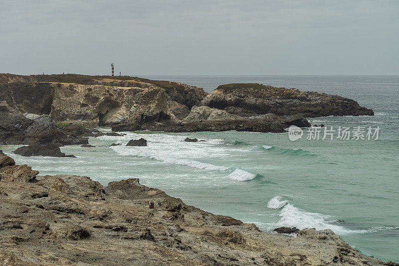 远处的岩石海岸和深蓝色的大海