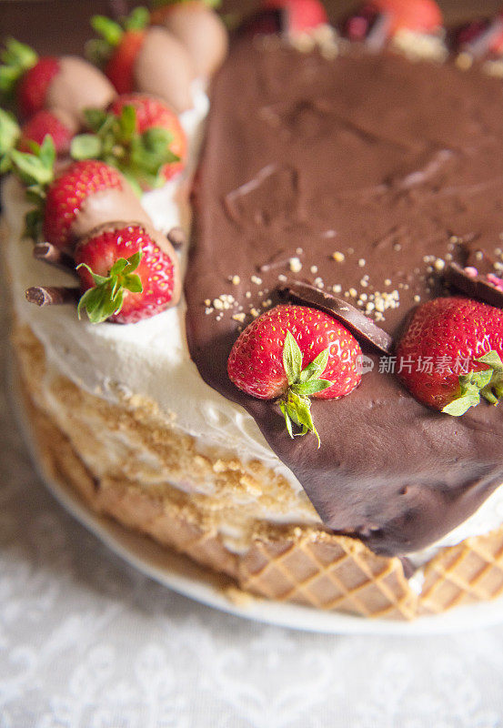 美味的自制草莓巧克力蛋糕
