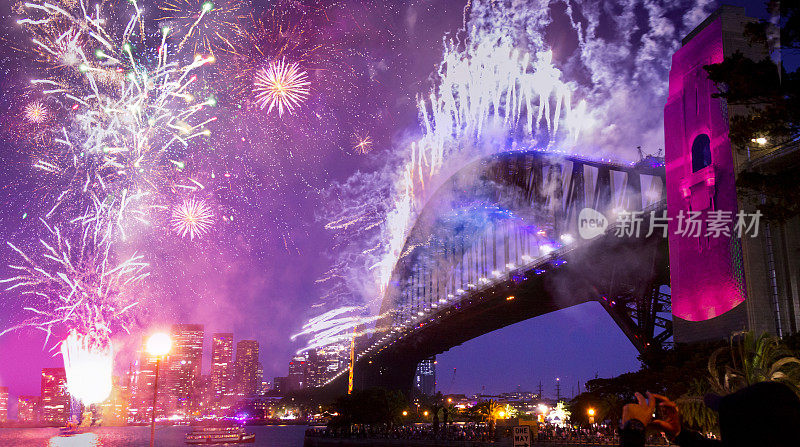 悉尼海港大桥在2020年新年前夜的烟花欢迎秀上