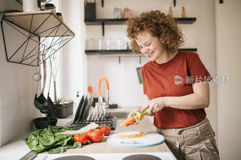 年轻的红发女人在做她的清晨仪式