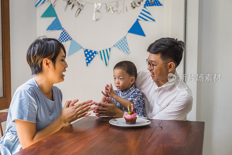 快乐时刻年轻的亚洲家庭享受在家里一起庆祝生日聚会