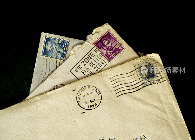 旧的信封和邮票
