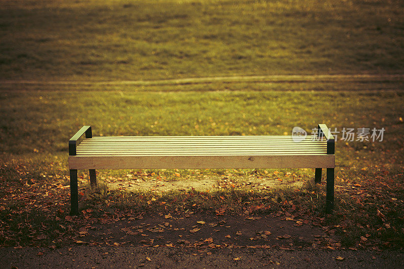 公园里的长椅，秋天