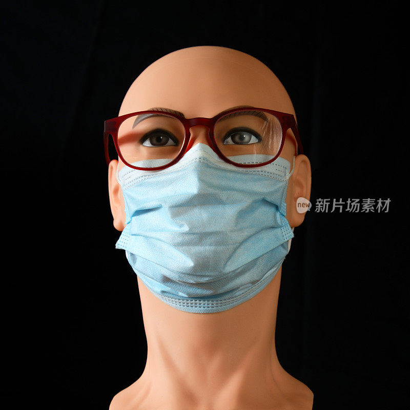 大流行期间戴着玻璃和防护面罩的人体模型