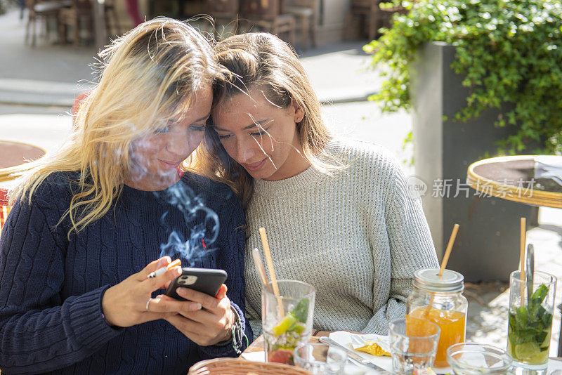 除了一个不吸烟的女孩之外，还有一个吸烟的女孩