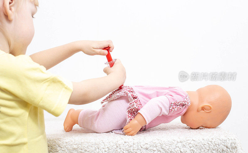 一个孩子玩洋娃娃，给她一个玩具注射。小儿医学的概念，打电话给医生到孩子家里，拷贝空间，呼吸道感染