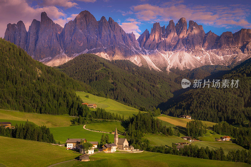 意大利阿尔卑斯山Dolomites，田园诗般的圣玛格达莱纳风景和日落教堂