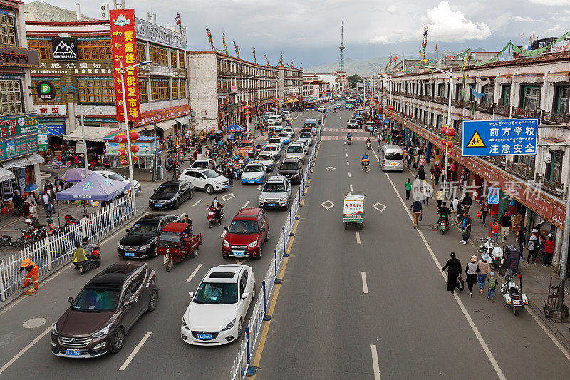 拉萨(西藏)繁华大街上的景色