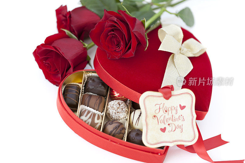 情人节的巧克力和红玫瑰孤立在白色