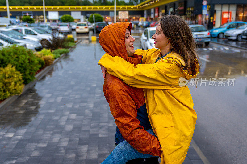 浪漫的年轻夫妇在一个雨天的城市