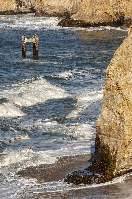 海浪冲击着洛基加利福尼亚海岸