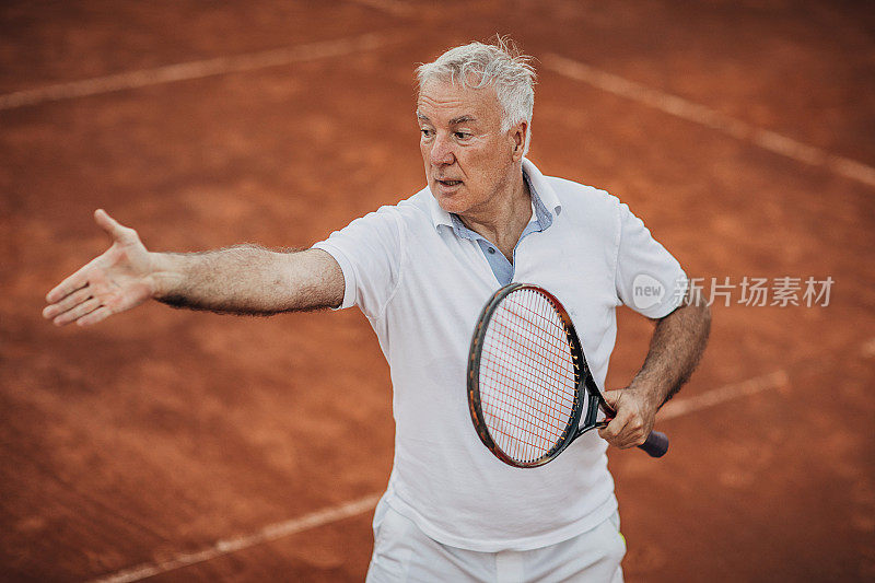 一个老人在打网球