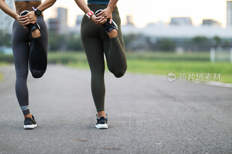 女人在慢跑前热身