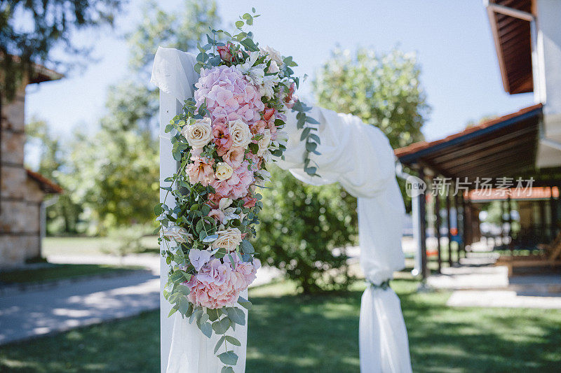 婚礼拱门上装饰着鲜花。