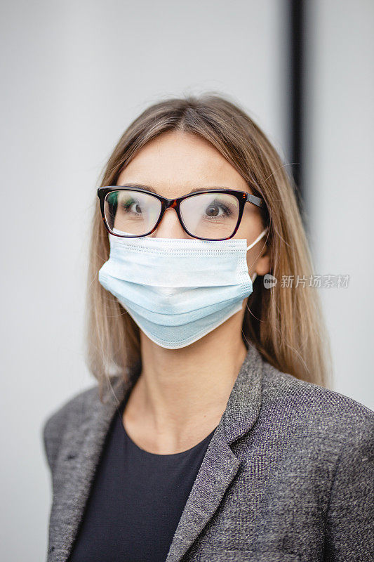 年轻女企业家戴口罩戴雾蒙蒙眼镜的肖像(冠状病毒疫情问题)
