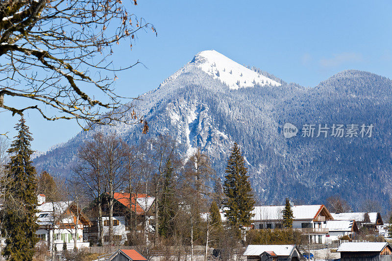 巴伐利亚阿尔卑斯皑皑白雪覆盖的山峰