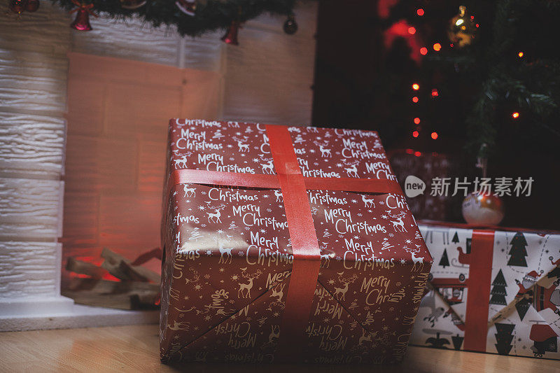 圣诞树下装饰精美的包装