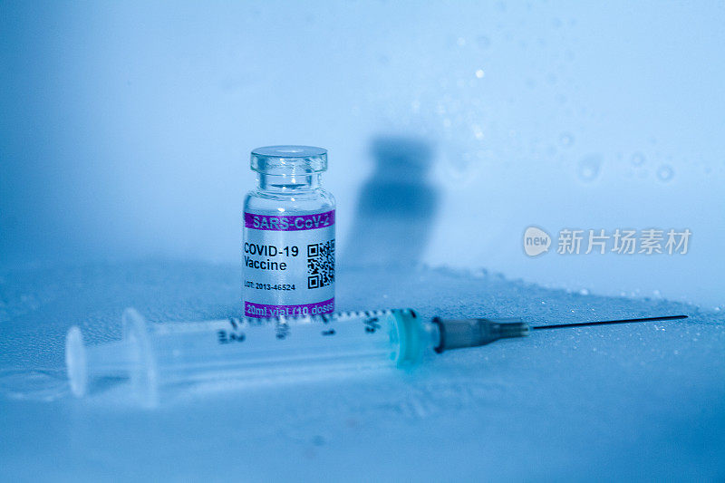 低温保存的COVID-19疫苗瓶。标记SARS-CoV-2对抗冠状病毒。注射器在前面