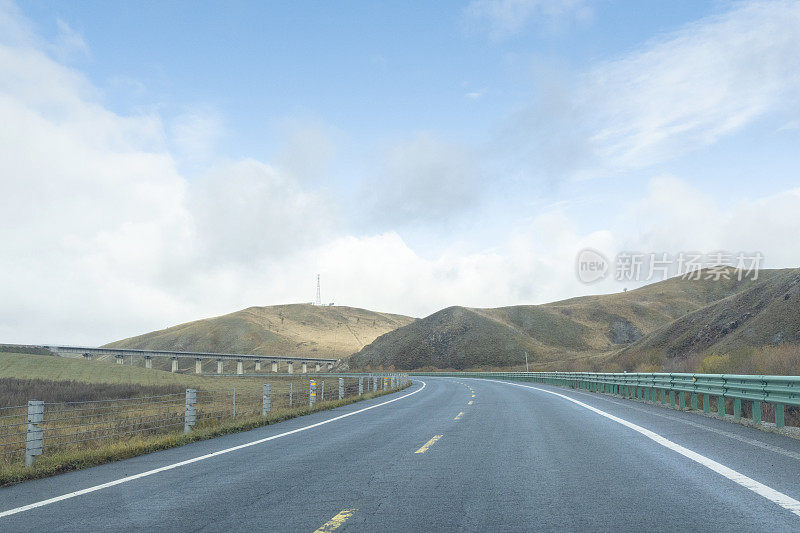 柏油路在高原地区具有美丽的风景