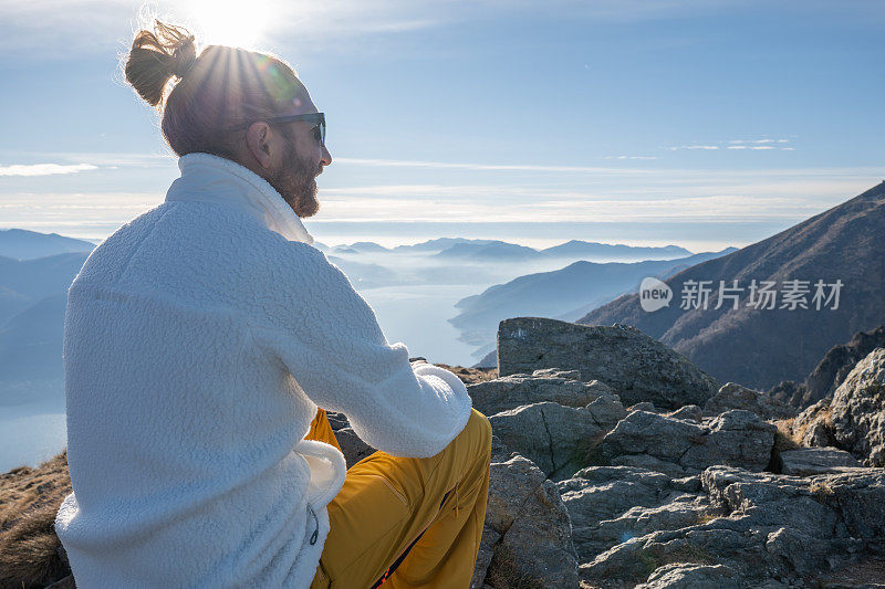 男性徒步旅行者从山顶眺望风景