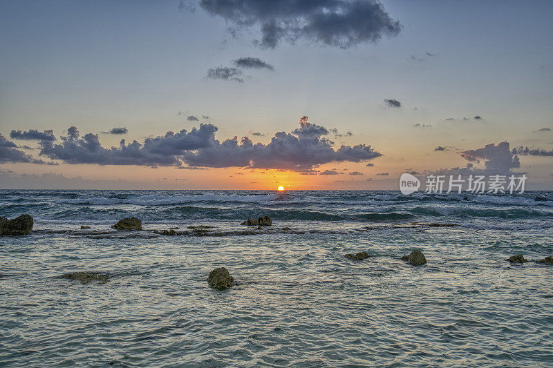墨西哥尤卡坦半岛科苏梅尔岛加勒比海上空的日出