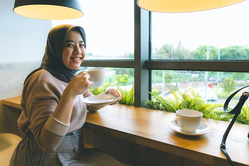 亚裔穆斯林女孩常去咖啡店