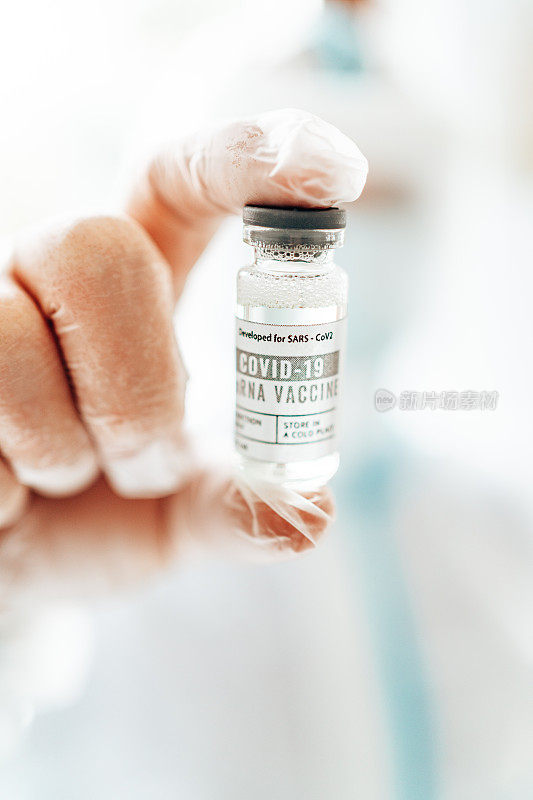 显示新型冠状病毒疫苗瓶
