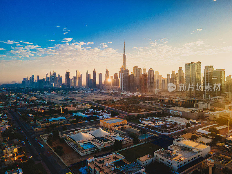 阿联酋迪拜市中心的空中天际线布满了现代摩天大楼