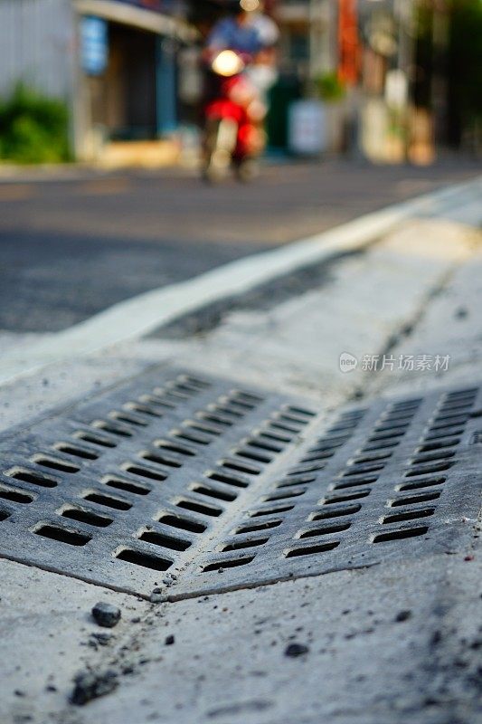 金属格栅关闭了道路