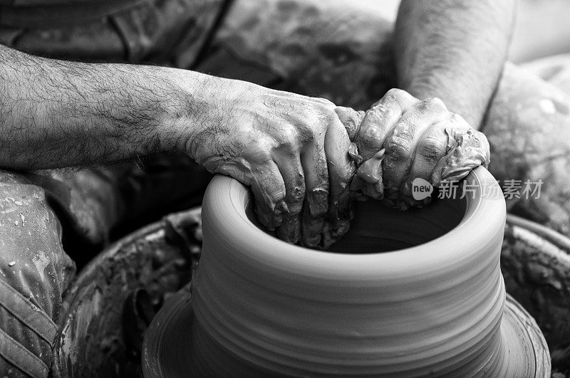 陶工在陶器作坊制作陶器