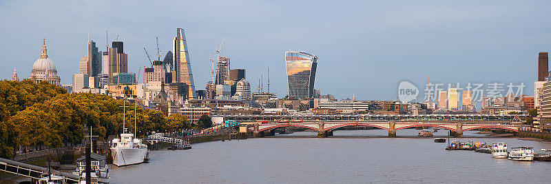 伦敦，泰晤士河全景鸟瞰图，圣保罗大教堂，摩天大楼的城市和天际线