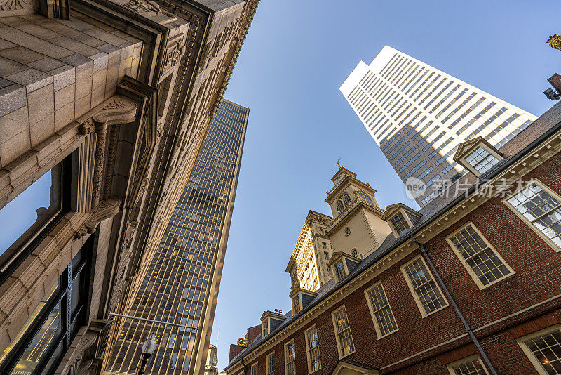 当代波士顿建筑立面设计与清晰的天空背景