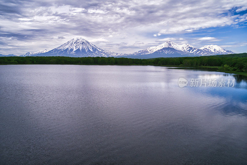 阿瓦钦斯基和Koryaksky火山的无人机在多云的一天附近的斯维特洛耶湖