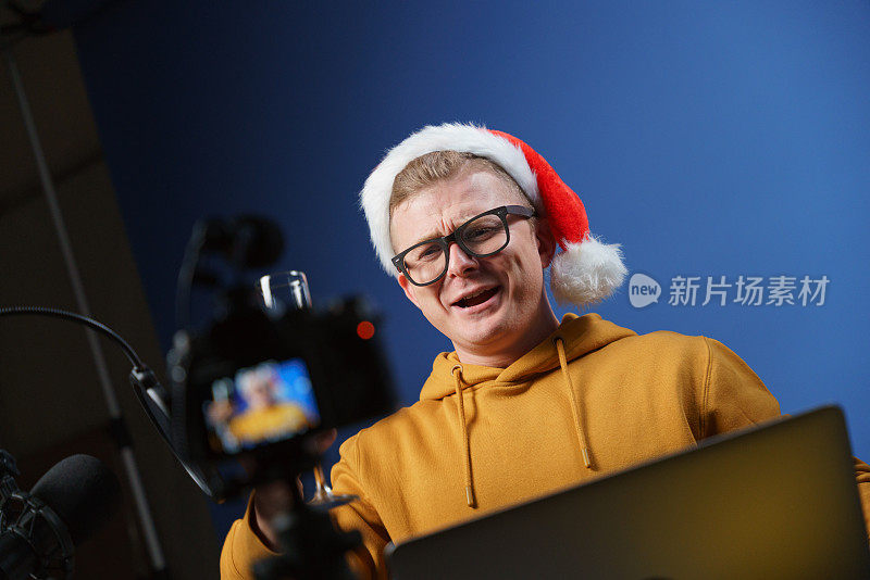 视频博主在直播期间现场演唱圣诞歌曲。