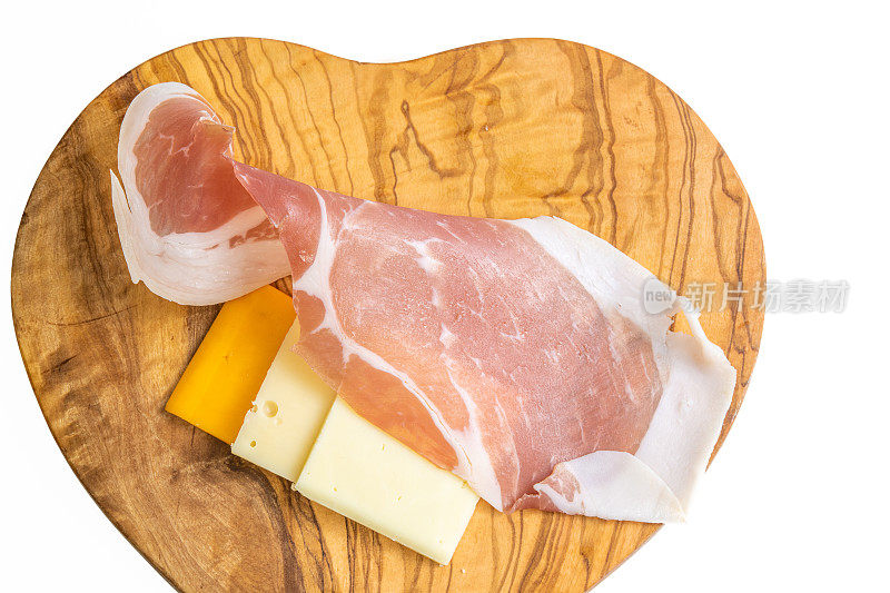 切肉板上放熏火腿和奶酪